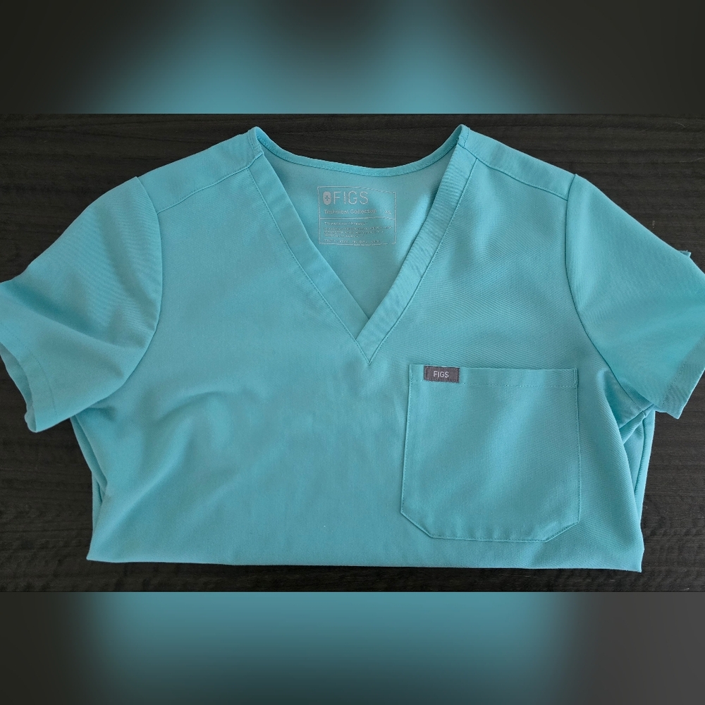 FIGS Women's XS V-Neck Medical Scrub Top in Aqua